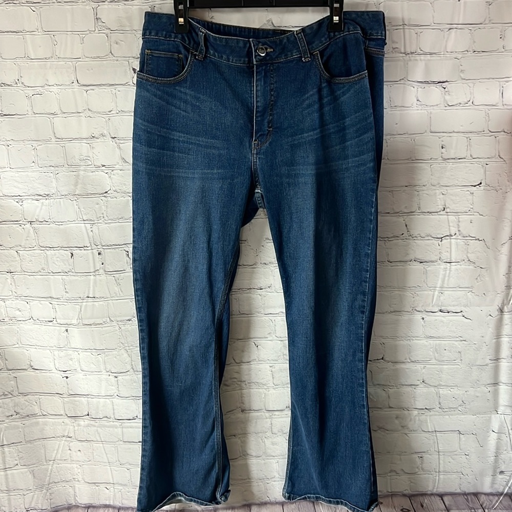 Lee Rider 5 pocket style jean. Straight leg. Good Preloved condition